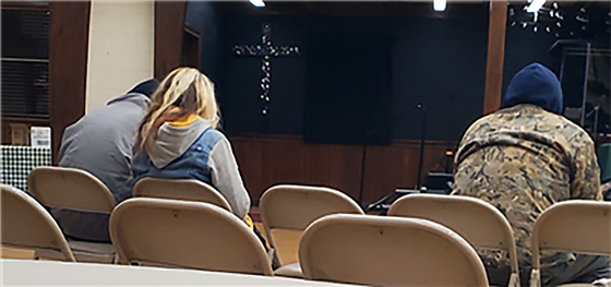 Huéspedes se preparan para pasar la noche en la Iglesia Metodista Unida Asbury. Foto cortesía de Jerry Jones.