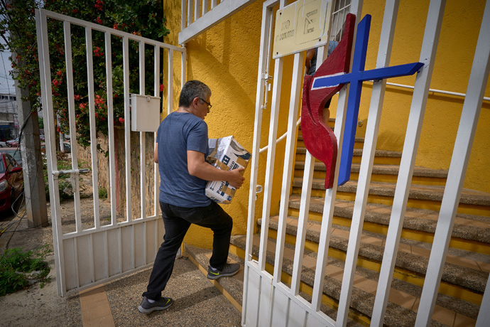 Bishop Agustín Altamirano Ramos helps deliver emergency supplies to Acapulco, Mexico, where Hurricane Otis struck in October, 2023. Photo by the Rev. Paul Jeffrey, UM News.