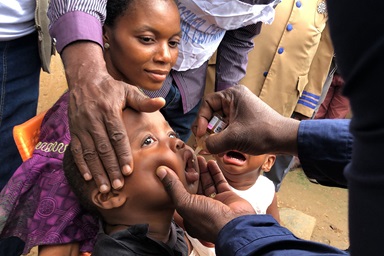 Un enfant est vacciné contre la rougeole à Kindu, en RDC, dans le cadre d’un plan d’urgence visant à lutter contre la résurgence de la maladie dans la région. L’Église Méthodiste Unie en RDC et l’unité de santé mondiale de Global Ministries travaillent ensemble pour sensibiliser, promouvoir les vaccinations et soutenir les établissements de santé dans la région. Photo de Chadrack Tambwe Londe, UM News. Un enfant est vacciné contre la rougeole à Kindu, en RDC, dans le cadre d’un plan d’urgence visant à lutter contre la résurgence de la maladie dans la région. L’Église Méthodiste Unie en RDC et l’unité de santé mondiale de Global Ministries travaillent ensemble pour sensibiliser, promouvoir les vaccinations et soutenir les établissements de santé dans la région. Photo de Chadrack Tambwe Londe, UM News.