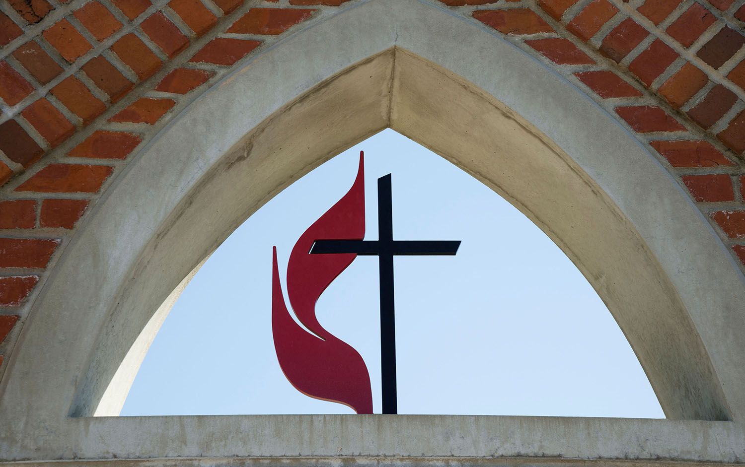 Símbolo de La Iglesia Metodista Unida en el edificio de una congregación local en Gainesville, Florida. Foto cortesía Pat Canova/Alamy.