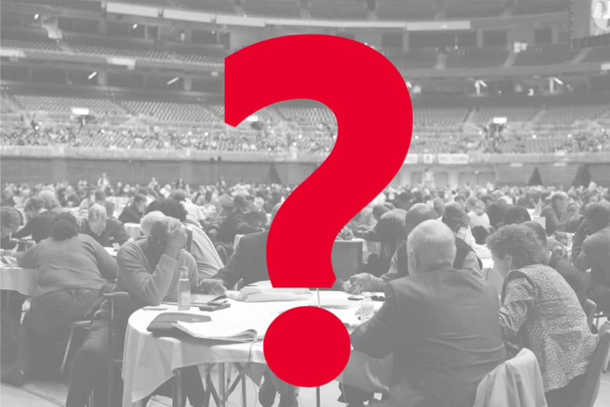 대의원들은 세인트루이스에서 열린 연합감리교회 2019년 특별총회에서 2월 23일 함께 기도하고 있다. 다가오는 2024년 총회 대의원들은 4월 23일부터 5월 3일까지 노스캐롤라이나 샬럿에서 열리는 총회에 필요한 필수적인 자료를 아직 받지 못했다며 우려를 표명하고 있다. 사진 제공, 케이틀린 배리, 연합감리교뉴스.