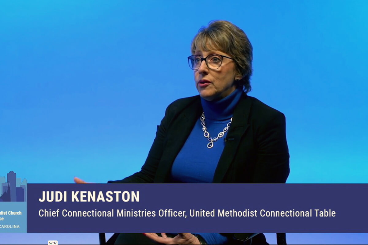 Judi Kenaston, responsável dos ministérios conexionais para a Mesa Conexional, explica os planos de regionalização propostos a caminho da Conferência Geral. A Mesa Conexional, um órgão de liderança Metodista Unida, ajudou a desenvolver legislação que visa colocar os EUA e as conferências centrais em África, na Europa e nas Filipinas em pé de igualdade. Kenaston também é delegado à Conferência Geral da Conferência da Virgínia Ocidental. Captura de tela cortesia das Comunicações da Metodista Unida via Zoom pelas Notícias da MU.