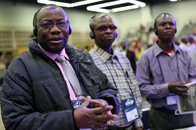 Vagris Umba (da esquerda), Bertin Kyungu e Adolphe Kitenge, delegados da Conferência de Katanga do Norte no Congo, ouvem o culto matinal na Conferência Geral Metodista Unida de 2016 no Centro de Convenções de Portland, em Portland, Oregon. A legislação proposta que vem a Conferência Geral de 23 de Abril a 3 de Maio está a gerar muita discussão entre os Metodistas Unidos Africanos. Os seus votos podem ser fundamentais para a aprovação da regionalização. Foto de arquivo de Kathleen Barry, UM News. Vagris Umba (da esquerda), Bertin Kyungu e Adolphe Kitenge, delegados da Conferência de Katanga do Norte no Congo, ouvem o culto matinal na Conferência Geral Metodista Unida de 2016 no Centro de Convenções de Portland, em Portland, Oregon. A legislação proposta que vem a Conferência Geral de 23 de Abril a 3 de Maio está a gerar muita discussão entre os Metodistas Unidos Africanos. Os seus votos podem ser fundamentais para a aprovação da regionalização. Foto de arquivo de Kathleen Barry, UM News.