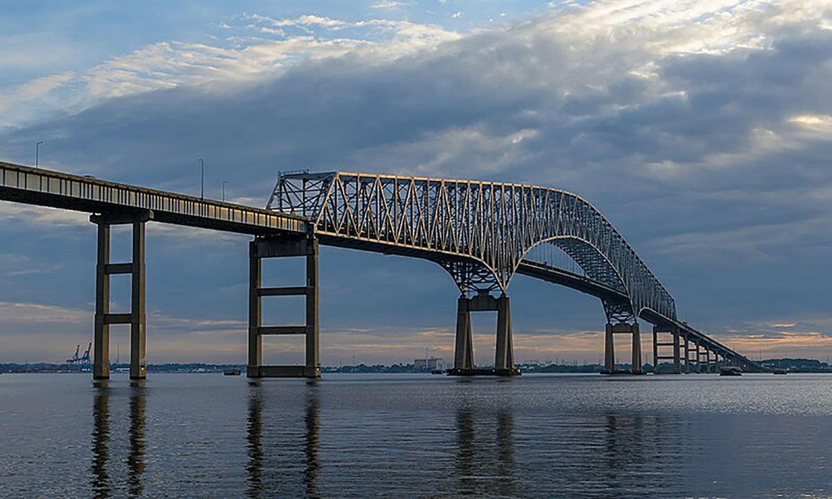 Vista del puente Francis Scott Key antes de que un carguero se estrellara en una de sus bases y destruyera su estructura, provocando la desaparición de 6 trabajadores hispano-latinos, que trabajaban en la reparación del pavimento. Foto cortesía de Patorjk, Wikipedia.