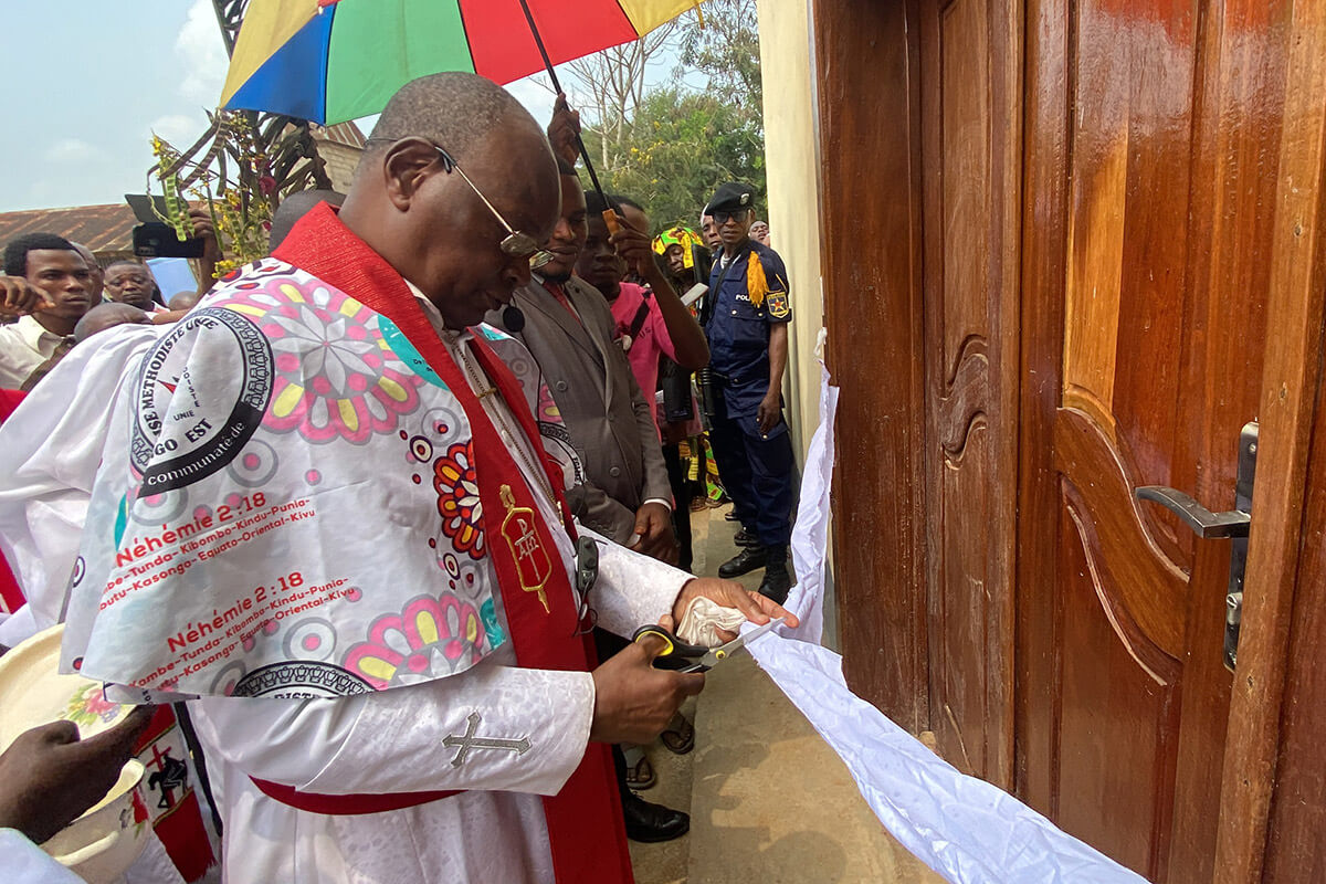 Photo de famille prise devant la nouvelle église construite des quelques délégués de la Conférence Annuelle du Congo Est avec l’Évêque Gabriel Unda. La nouvelle église locale – construite grâce à un financement du GBGM, des contributions des fidèles et d'autres personnes de bonne volonté – a été inaugurée dans le district ecclésiastique de Kibombo, au Congo. Photo par Chadrack Tambwe Londe, UM News