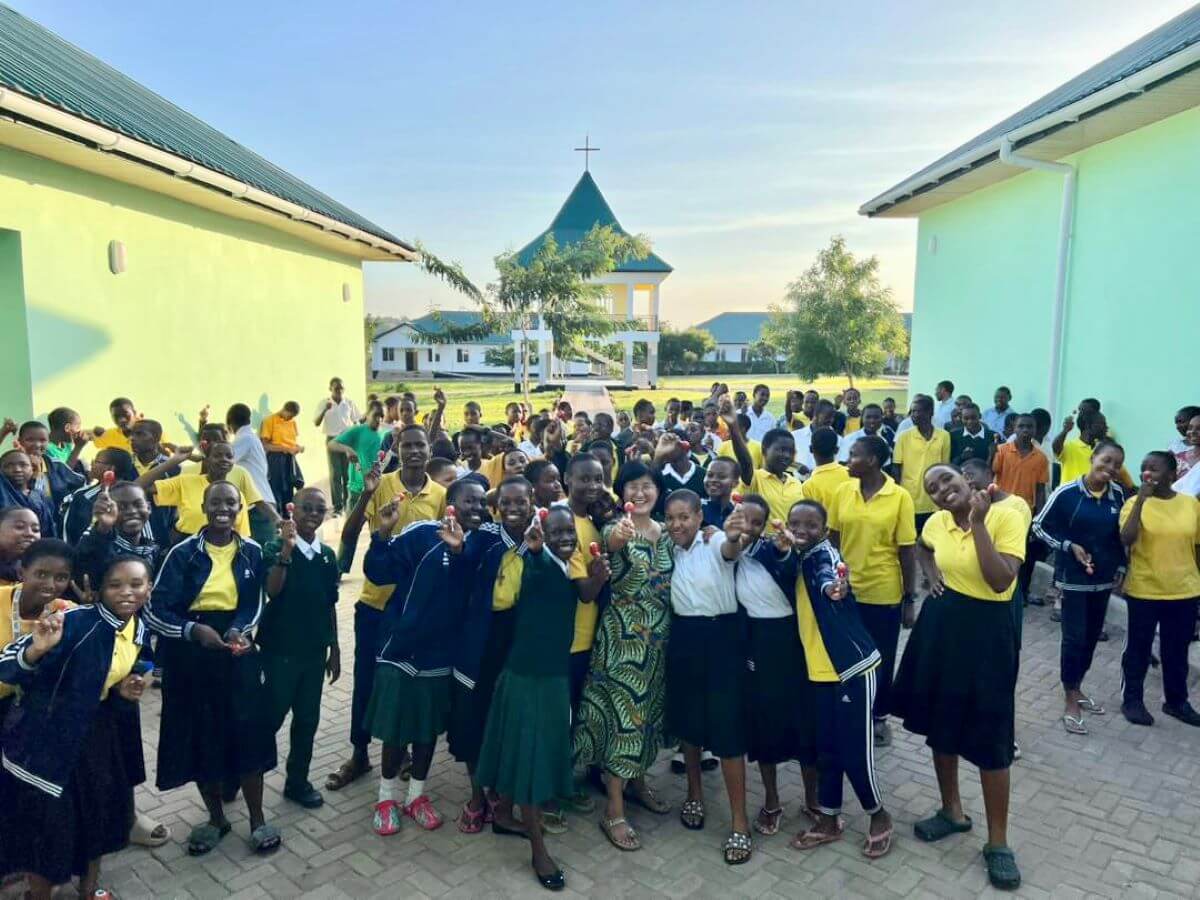 글로벌미션 중학교 학생들이 김영선 선교사에게 생일 축하 노래를 한국어로 불러주고 있다. 사진 제공, 김영선 선교사, 연합감리교회 세계선교부.