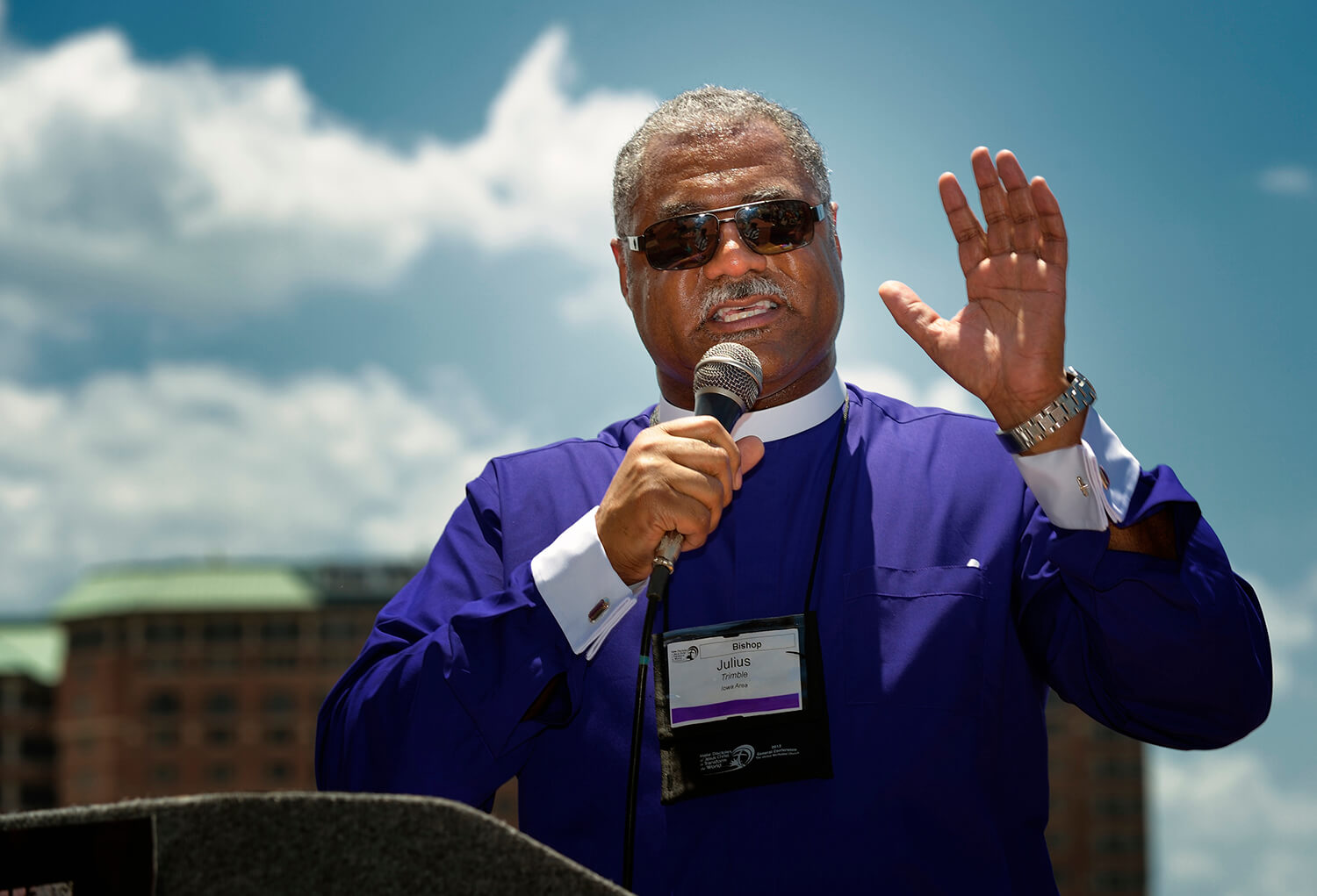 El Obispo Julius Trimble es el nuevo Secretario General de la Junta General de Iglesia y Sociedad (GBCS por sus siglas en inglés) según anunció el comité de búsqueda el 10 de abril de 2024. En la foto el Obispo Trimble habla en una manifestación contra las prisiones privadas durante la Conferencia General de 2012 en Tampa, Florida. Foto de Paul Jeffrey, Noticias MU.