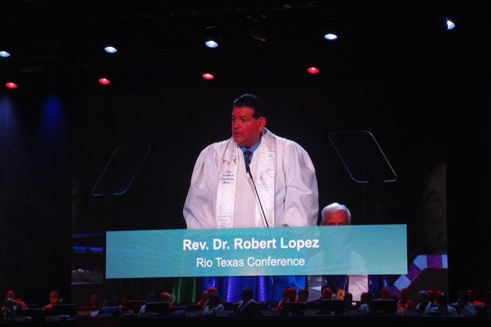 El Rev. Dr. Robert Lopez de la Conferencia Anual de Rio Tejas, fue la primera persona de origen hispano en participar en el culto de apertura de la Conferencia General 2024 llevada a cabo en la ciudad de Charlotte , Carolina del Norte. Foto Rev. Gustavo Vasquez, Noticias MU