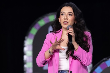 Alejandra Salemi, de la Conférence de Floride, participe au Discours des jeunes lors de la Conférence Générale Méthodiste Unie à Charlotte, en Caroline du Nord, le 24 avril. Elle a déclaré aux participants que la jeune génération ressentait le poids des traumatismes émotionnels, mentaux et spirituels liés à la séparation et à la désaffiliation. Photo par Mike DuBose, UM News. Alejandra Salemi, de la Conférence de Floride, participe au Discours des jeunes lors de la Conférence Générale Méthodiste Unie à Charlotte, en Caroline du Nord, le 24 avril. Elle a déclaré aux participants que la jeune génération ressentait le poids des traumatismes émotionnels, mentaux et spirituels liés à la séparation et à la désaffiliation. Photo par Mike DuBose, UM News.