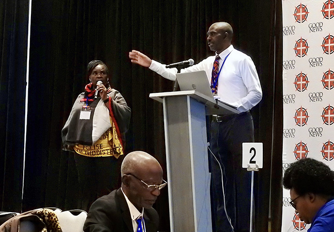 Simon Mafunda do Zimbabué fala num café da manhã legislativo da Good News em 24 de abril em Charlotte, CN. A Good News, um grupo tradicionalista não oficial na Igreja Metodista Unida, tem estado entre os grupos que advogam na Conferência Geral. Foto de Sam Hodges, Notícias MU.