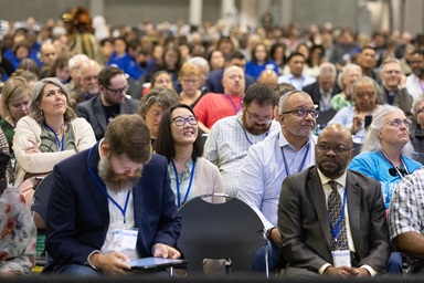 Les visiteurs de la Conférence Générale de l'Église Méthodiste Unie à Charlotte (Caroline du Nord) suivent les débats sur des écrans vidéo. Photo par Mike DuBose, UM News. Les visiteurs de la Conférence Générale de l'Église Méthodiste Unie à Charlotte (Caroline du Nord) suivent les débats sur des écrans vidéo. Photo par Mike DuBose, UM News.