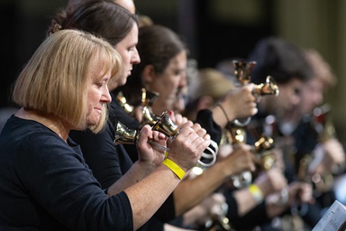Les membres du Charlotte Bronze Handbell Ensemble jouent pendant le culte du matin lors de la Conférence Générale Méthodiste Unie de 2024 à Charlotte, N.C. Photo par Mike DuBose, UM News. Les membres du Charlotte Bronze Handbell Ensemble jouent pendant le culte du matin lors de la Conférence Générale Méthodiste Unie de 2024 à Charlotte, N.C. Photo par Mike DuBose, UM News.