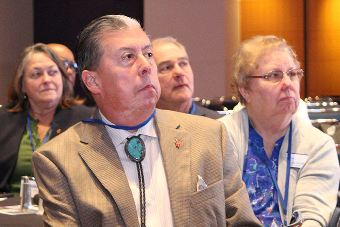 La Obispa Dottie Escobedo-Frank de la Conferencia Anual California-Pacífico (a la izquierda) y el Obispo David Wilson de la Conferencia Anual de Great Plains (al frente), acompañados/as por otros/as obispos/as y sus familiares, fueron parte de una delegación con Concilio de Obispos/as de La Iglesia Metodista Unida, durante el desayuno auspiciado por la organización “Encuentro con Cristo”. Foto Rev. Gustavo Vasquez, Noticias MU.