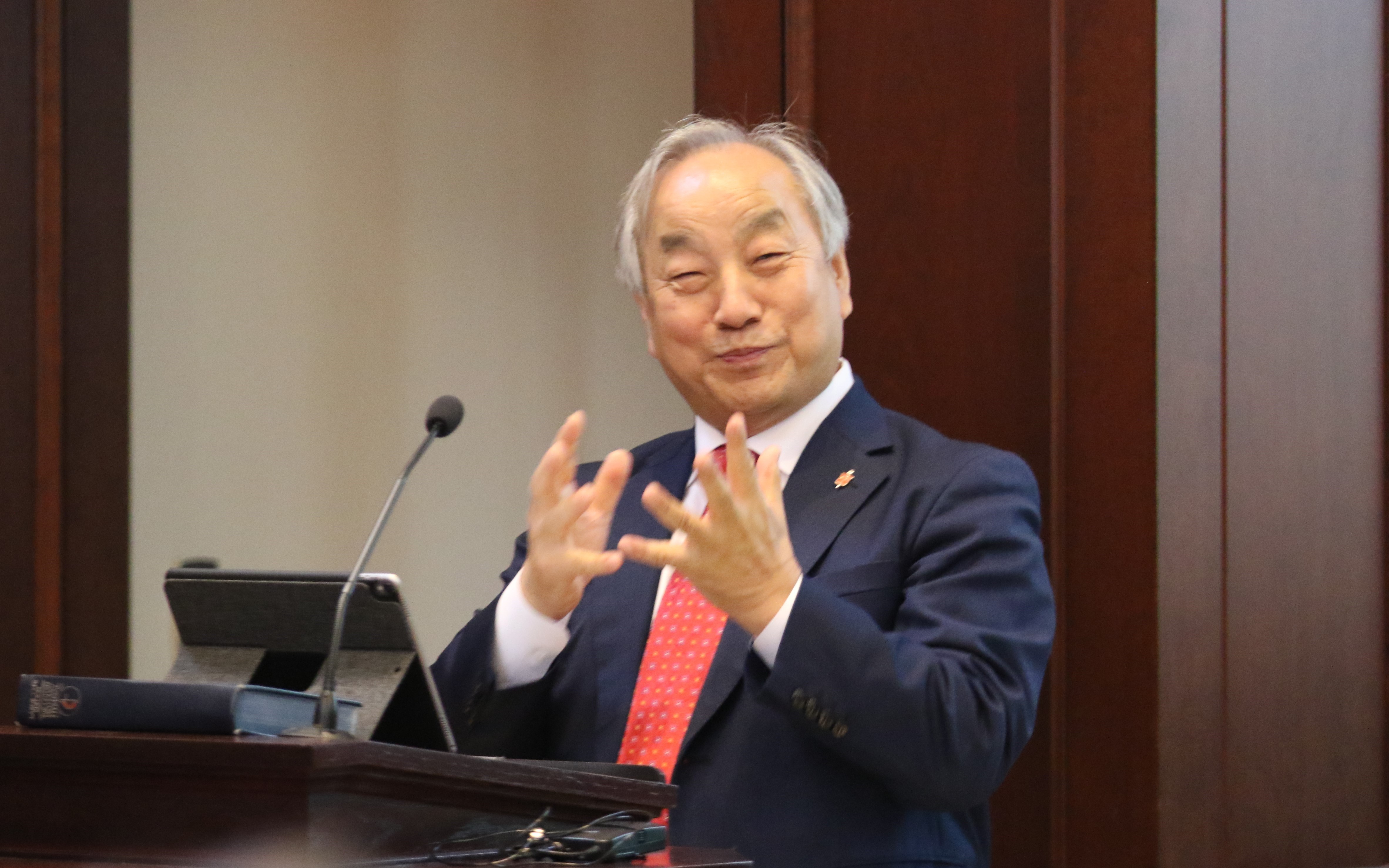 2020 총회 중 2024년 4월 28일 오후 5시 노스캐롤라이나 샬럿의 마이어스팍(Myers Park) 연합감리교회에서 한인 공동체 예배에서 정희수 감독이 “문제와 함께하기(Staying with the Trouble)”라는 제목으로 설교하고 있다. 사진, 김응선 목사, 연합감리교뉴스.