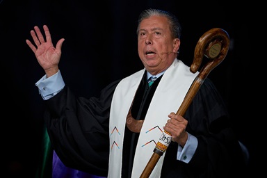 El Obispo David Wilson, el primer nativo americano elegido obispo metodista unido, predica el 1 de mayo durante el culto matutino en la Conferencia General Metodista Unida reunida en Charlotte, Carolina del Norte. Foto de Paul Jeffrey, Noticias MU. El Obispo David Wilson, el primer nativo americano elegido obispo metodista unido, predica el 1 de mayo durante el culto matutino en la Conferencia General Metodista Unida reunida en Charlotte, Carolina del Norte. Foto de Paul Jeffrey, Noticias MU.