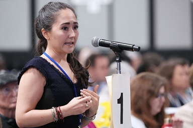 Jessica Vittorio, miembro de la junta directiva de Wespath y delegada de la Conferencia Anual del Norte de Tejas, insta a que se apruebe un nuevo plan de jubilación para el clero metodista unido en los Estados Unidos durante una sesión plenaria el 1 de mayo en la Conferencia General Metodista Unida reunida en Charlotte, Carolina del Norte. Foto de Larry McCormack, Noticias MU. Jessica Vittorio, miembro de la junta directiva de Wespath y delegada de la Conferencia Anual del Norte de Tejas, insta a que se apruebe un nuevo plan de jubilación para el clero metodista unido en los Estados Unidos durante una sesión plenaria el 1 de mayo en la Conferencia General Metodista Unida reunida en Charlotte, Carolina del Norte. Foto de Larry McCormack, Noticias MU.