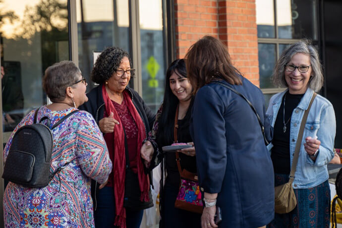 Fiesta en la tarde: laa comunidad se reúne y comparte con el Plan Hispano-Latino de La Iglesia Metodista Unida. Foto: Manuel Padilla, cortesía