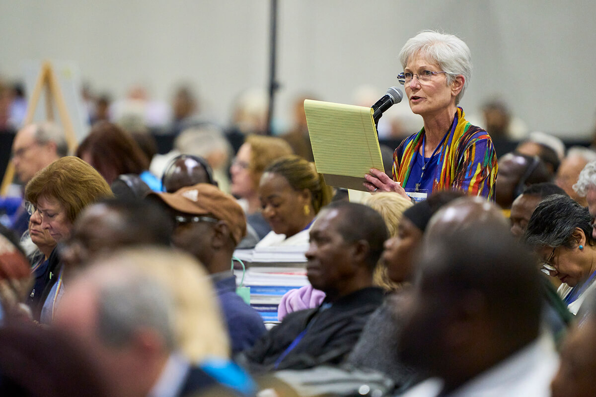 La Révérende Joy Barrett, déléguée du clergé de la Conférence du Michigan, prend la parole le 3 mai lors de la dernière journée de la Conférence Générale Méthodiste Unie à Charlotte, en Caroline du Nord. Photo par Paul Jeffrey, UM News.