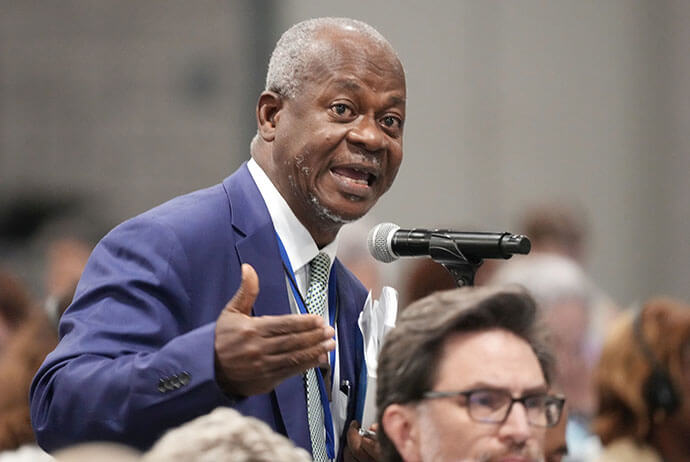 Révérend Julius S. Nelson wa Conférence ya Liberia akizungumza wakati wa Conférence Générale la Kanisa Méthodiste Unie huko Charlotte, Caroline du Nord, mnano 1 mai. Picha na Larry McCormack, UM News.