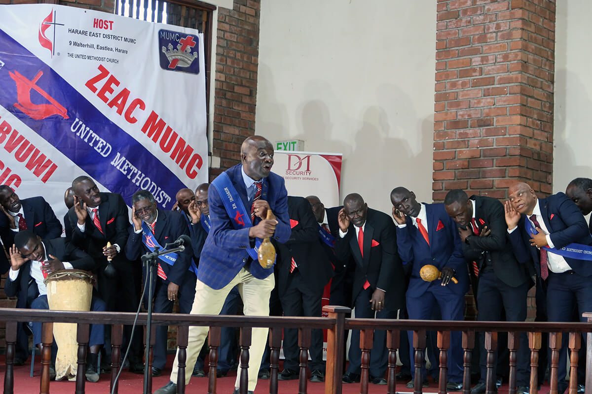 Samson Chikoore chante avec la chorale de l'Église Méthodiste Unie Seke South Mubvuwi we lors d'un festival de musique à Harare. L'organisation des Hommes Méthodistes Unis de la Conférence de l'Est du Zimbabwe, connue pour gagner des âmes au Christ grâce à une musique spirituellement édifiante, ajoute maintenant des projets générateurs de revenus à ses objectifs quadriennaux. Photo par Eveline Chikwanah, UM News.