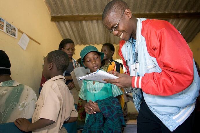 Isaac Broune mène des interviews pour un article sur un programme qui fournit des uniformes scolaires aux élèves du Munyarari United Methodist Mission Center près de Marange, au Zimbabwe, en 2006. Isaac Broune participait à une conférence de formation parrainée par United Methodist Communications et organisée à l'Université africaine de Mutare, au Zimbabwe, qui est liée à l'Église Méthodiste Unie. Photo de Mike DuBose, UM News.