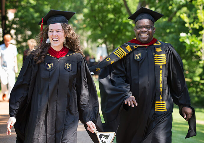 Isaac Broune et son camarade de classe Keller Hawkins se rendent à leur cérémonie de remise des diplômes à la Vanderbilt Divinity School à Nashville, Tennessee, en 2018. Photo de Mike DuBose, UM News.