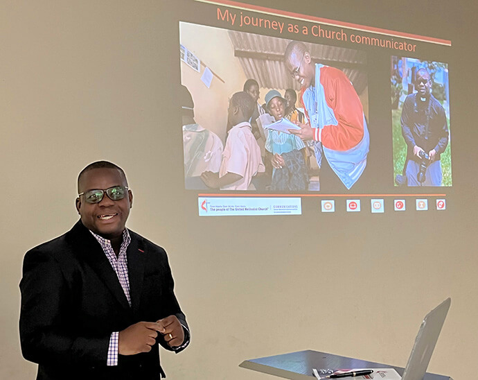 Le révérend Isaac Broune dirige un atelier de photographie pour les communicateurs de l'église à Harare, Zimbabwe, en 2022. Photo de Tim Tanton, UM News.