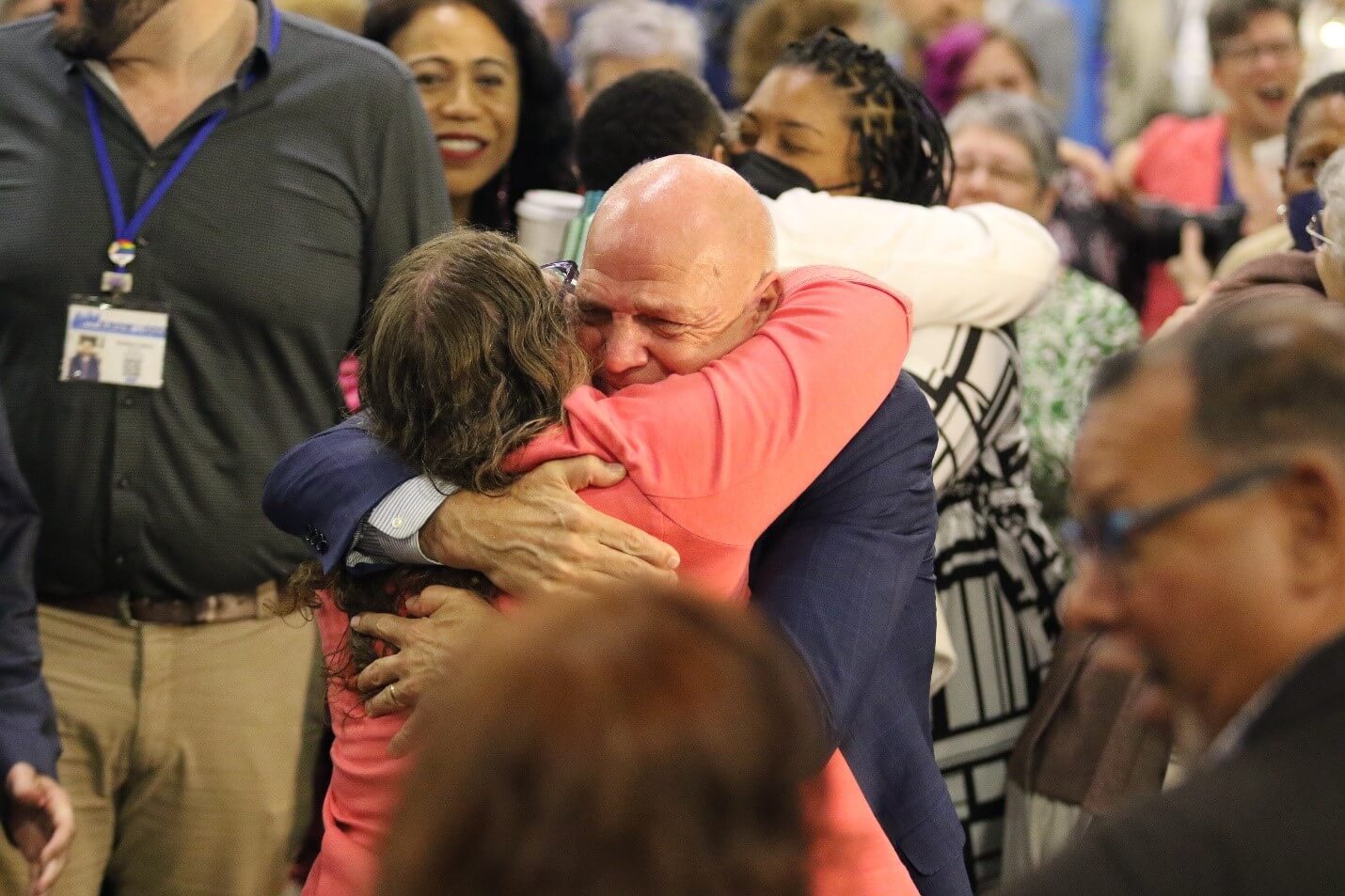 2024년 5월 1일 총회에서 장정 304조 3항이 삭제된 후, 동성애자라는 이유로 2004년 목사직을 박탈당한 동펜실베이니아 연회의 아이린 엘리자베스 스트라우드(Irene Elizabeth “Beth” Stroud) 목사와 잔 숄 감독이 껴안고 있다. 사진, 김응선 목사, 연합감리교뉴스.