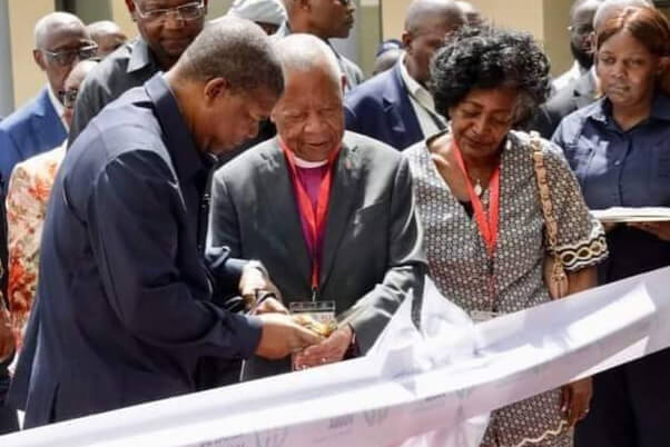 Chefe deEstado de Angola João Lourenço, bispo Emilio e esposa cortam a fita no dia da dedicaçāo e atribuiçāo do nome de Emilio de Carvalho ao Hospital Geral de Viana. Luanda, foto de Orlando da Cruz.