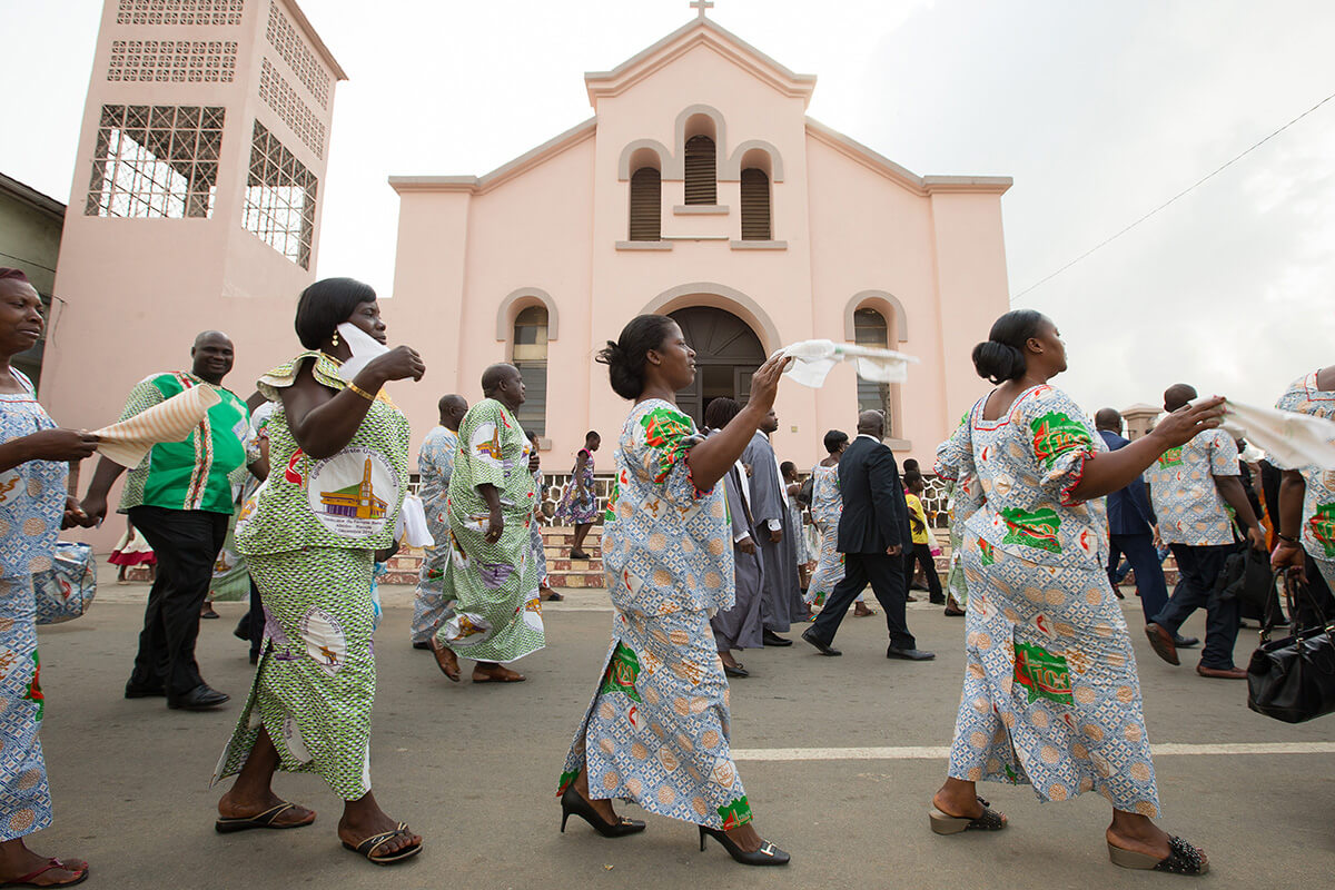 Miembros de la iglesia caminan en un desfile para saludar a los visitantes en la Iglesia Metodista Unida Temple Bethel en el barrio Abobo-Baoule de Abiyán, Costa de Marfil, en 2015. La Conferencia de Costa de Marfil votó el 28 de mayo a favor de abandonar la Iglesia Metodista Unida, pero aún no se ha ido. Foto de archivo de Mike DuBose, Noticias MU.