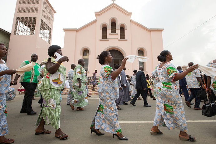 Miembros de la iglesia caminan en un desfile para saludar a los visitantes en la Iglesia Metodista Unida Temple Bethel en el barrio Abobo-Baoule de Abiyán, Costa de Marfil, en 2015. La Conferencia de Costa de Marfil votó el 28 de mayo a favor de abandonar la Iglesia Metodista Unida, pero aún no se ha ido. Foto de archivo de Mike DuBose, Noticias MU.  Miembros de la iglesia caminan en un desfile para saludar a los visitantes en la Iglesia Metodista Unida Temple Bethel en el barrio Abobo-Baoule de Abiyán, Costa de Marfil, en 2015. La Conferencia de Costa de Marfil votó el 28 de mayo a favor de abandonar la Iglesia Metodista Unida, pero aún no se ha ido. Foto de archivo de Mike DuBose, Noticias MU.