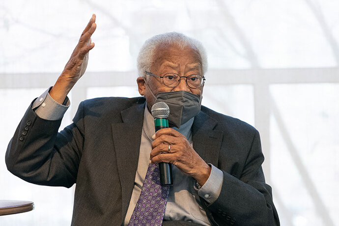Le Révérend James M. Lawson Jr. participe à une table ronde lors du lancement d'un institut de recherche nommé en son honneur à l'Université Vanderbilt de Nashville (Tennessee), pendant la pandémie de COVID-19 en 2022. Lawson, pasteur émérite de l'Église Méthodiste Unie Holman à Los Angeles, a été exclu de Vanderbilt en 1960 pour sa participation aux manifestations en faveur des droits civiques. Photo de Mike DuBose, UM News.