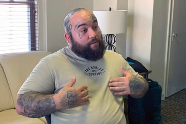 Jeremiah Bowden, es un ex adicto que ahora vive en las Residencias Lucille Raines en Indianápolis y ayuda a otras personas con sus adicciones. Propiedad de la organización metodista unida Mujeres Unidas en la Fe del estado de Indiana y operada por ella, la residencia ofrece alojamiento de transición y apoyo para adictos/as en recuperación para su reinserción a la sociedad. Foto de Joey Butler, Noticias MU. Jeremiah Bowden, es un ex adicto que ahora vive en las Residencias Lucille Raines en Indianápolis y ayuda a otras personas con sus adicciones. Propiedad de la organización metodista unida Mujeres Unidas en la Fe del estado de Indiana y operada por ella, la residencia ofrece alojamiento de transición y apoyo para adictos/as en recuperación para su reinserción a la sociedad. Foto de Joey Butler, Noticias MU.