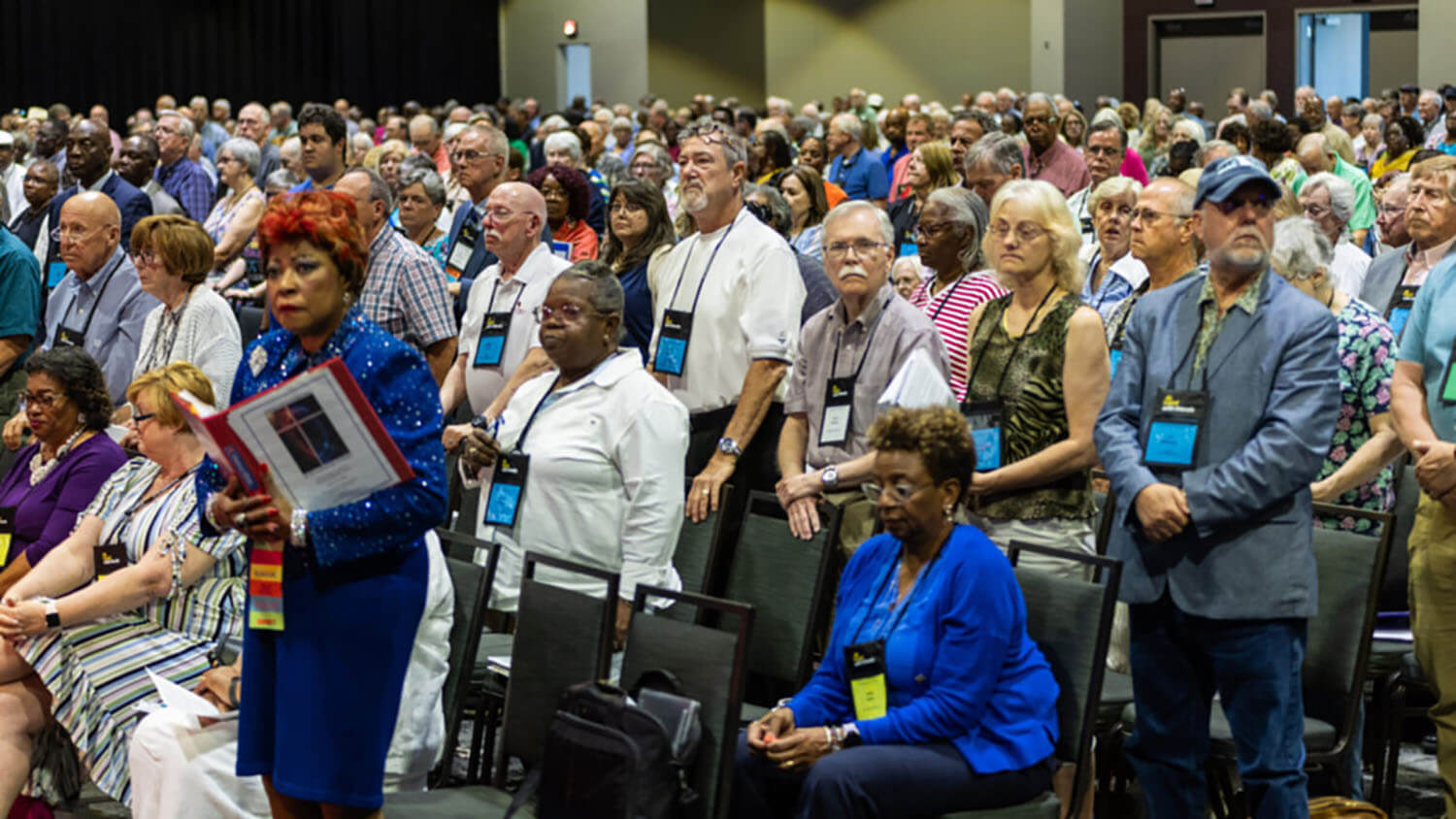 Antes de o órgão votar permitindo a saída das igrejas, o Rev. James Friday fez uma oração sincera diante do plenário: “Deus, oramos para que, mesmo enquanto lamentamos a saída dessas igrejas, possamos permanecer um corpo, uma fé, um batismo, um só Deus e pai de todos nós, em todos nós e através de todos nós”. Foto cortesia da Conferência Anual da Carolina do Sul.