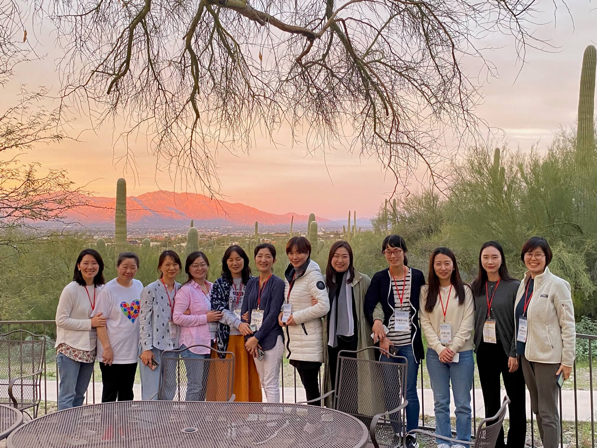 <사랑하는 나의 딸에게>라는 주제로 2024년 3월 4일부터 8일까지 열린 제2회 사모들을 위한 영성형성아카데미에서 참석자들이 아리조나주 사막을 배경으로 함께 자리했다. 사진 제공, 영성형성아카데미. 