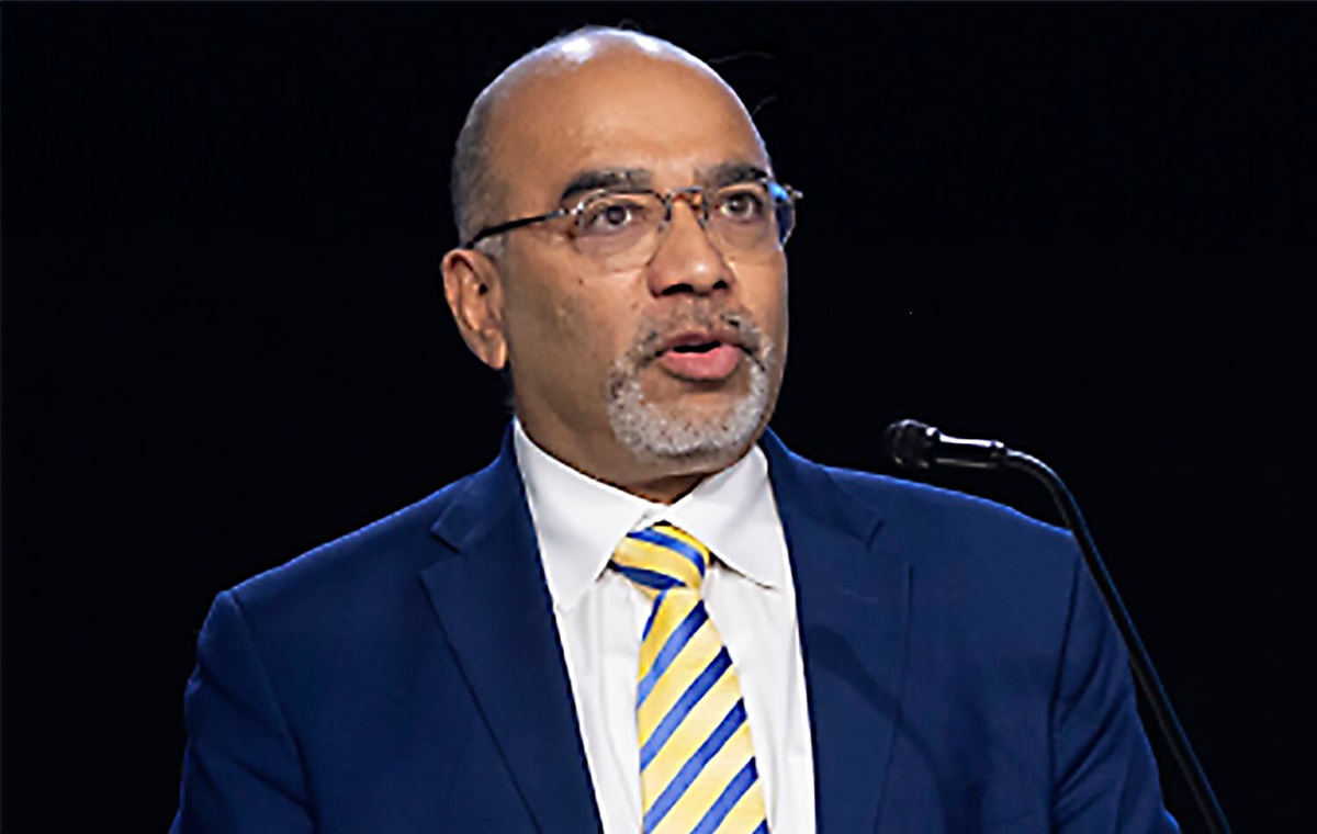 Roland Fernandes, de la Junta General de Ministerios Globales, se dirige a la Conferencia General Metodista Unida de 2024 en Charlotte, Carolina del Norte. Foto de Mike DuBose, Noticias MU.