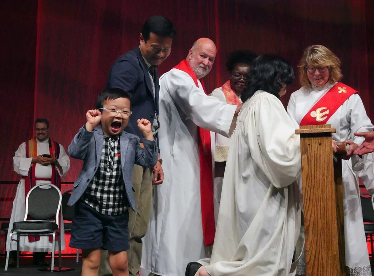 송지혜 목사의 아들인 조슈아(5세)가 뉴욕주 시러큐스에서 열린 어퍼뉴욕 연회 2023년 안수식에서 춤을 추고 있다. 송 목사는 2024년 어퍼뉴욕 연회에 목회자와 교회 직원들의 자녀 출생, 입양, 그리고 위탁 부모에게 13주의 유급 휴가를 보장하는 안건을 제출했다. 사진, 어퍼뉴욕 연회 제공.