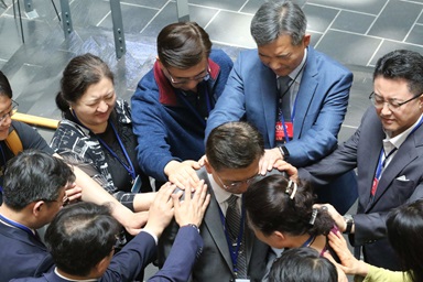 연합감리교회 한인총회는 2024년 5월 2일 노스캐롤라이나 샬럿에서 열린 연합감리교회 2024 총회에서, 연합감리교회 세계선교부 소속 장기선교사 140명 전원을 향후 3년간 후원하기로 약속했다. 총회 중, 이창민 목사를 비롯한 한인총회 임원들과 세계선교부 주디정 목사 등이 새롭게 선교지로 파송 받은 16명의 선교사 중 라오스로 파송 받은 김데이빗 목사와 이소라 선교사를 위해 기도하고 있다. 사진, 김응선 목사, 연합감리교뉴스. 연합감리교회 한인총회는 2024년 5월 2일 노스캐롤라이나 샬럿에서 열린 연합감리교회 2024 총회에서, 연합감리교회 세계선교부 소속 장기선교사 140명 전원을 향후 3년간 후원하기로 약속했다. 총회 중, 이창민 목사를 비롯한 한인총회 임원들과 세계선교부 주디정 목사 등이 새롭게 선교지로 파송 받은 16명의 선교사 중 라오스로 파송 받은 김데이빗 목사와 이소라 선교사를 위해 기도하고 있다. 사진, 김응선 목사, 연합감리교뉴스.