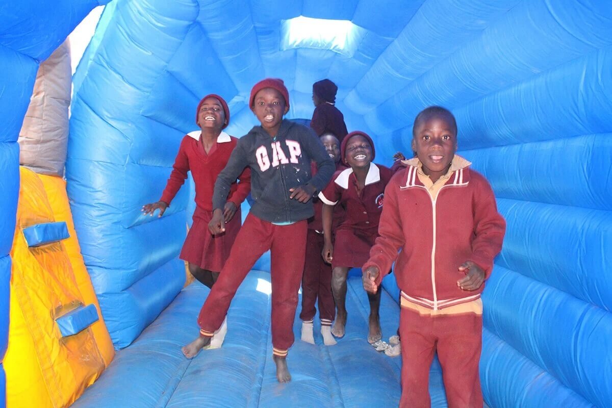 짐바브웨 마체케에 있는 연합감리교회 미션스쿨인 한와 초등학교 학생들이 볼티모어-워싱턴 연회의 짐바브웨 단기 선교팀이 후원한 어린이 행사에서 풍선 비행기를 타며 즐거워하고 있다. 사진, 쿠짜이 칭웨, 연합감리교뉴스.