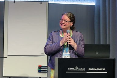 La Revda. Dra. Hilde Marie Movafagh, teóloga y rectora del Seminario Teológico de la Iglesia Metodista Unida en Oslo, Noruega da la bienvenida a los/as participantes en la reunión de la Asociación Internacional de Escuelas, Colegios y Universidades Metodistas, celebrada del 11 al 13 de agosto en Gotemburgo. Suecia. Movafagh también es miembro de la junta directiva de la asociación. La reunión, que tuvo lugar inmediatamente antes de la Conferencia Metodista Mundial, atrajo a unos/as 100 académicos/as y administradores/as universitarios/as de diferentes denominaciones metodistas de todo el mundo. Foto de Heather Hahn, Noticias MU. La Revda. Dra. Hilde Marie Movafagh, teóloga y rectora del Seminario Teológico de la Iglesia Metodista Unida en Oslo, Noruega da la bienvenida a los/as participantes en la reunión de la Asociación Internacional de Escuelas, Colegios y Universidades Metodistas, celebrada del 11 al 13 de agosto en Gotemburgo. Suecia. Movafagh también es miembro de la junta directiva de la asociación. La reunión, que tuvo lugar inmediatamente antes de la Conferencia Metodista Mundial, atrajo a unos/as 100 académicos/as y administradores/as universitarios/as de diferentes denominaciones metodistas de todo el mundo. Foto de Heather Hahn, Noticias MU.