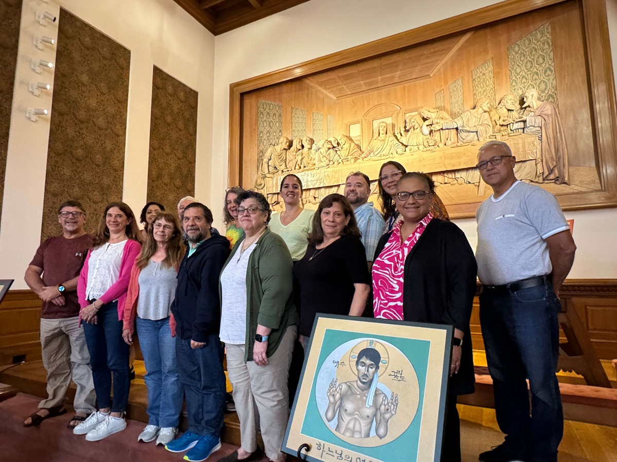 El grupo visitó la capilla de El Aposento Alto, ubicada en el Edificio de los Ministerios de Discipulado de La Iglesia Metodista Unida en la ciudad de Nashville, Tennessee. De izquierda a derecha en primera fila: Rev. Gerardo Oberman miembro fundador de Red Crearte (Iglesias Reformadas en Argentina), Laura D’Angiola miembro fundador de Red Crearte (Iglesia Evangélica Metodista de Argentina), Ruth Schneider (Iglesia Evangélica Metodista de Argentina), Profesor Horacio Vivares miembro fundador de Red Crearte (Iglesia Evangélica Metodista de Argentina), Rvda. Marissa Galván (Iglesia Presbiteriana E.U.A.), Dra. Diana Sanchez-Busheng (Iglesia Metodista Unida-Ministerios de Discipulado), Revda. Marielis Barreto (Iglesia Presbiteriana E.U.A.- Pto. Rico). De izquierda a derecha en la segunda fila: Liliana Rodríguez (Iglesia Evangélica Luterana de América), Miguel González (Iglesia Evangélica Luterana de América), Revda. Melissa González (Iglesia Evangélica Luterana de América), Ximena Ulloa Montemayor (Red de Bautistas por la Paz), Rev. Dan González (Iglesia Presbiteriana E.U.A.), Revda. Lilia Ramírez (Iglesia Presbiteriana E.U.A.-Aposento Alto) y Willy López (Iglesia Presbiteriana E.U.A. - Pto. Rico). Foto Rev. Gustavo Vasquez, Noticias MU.