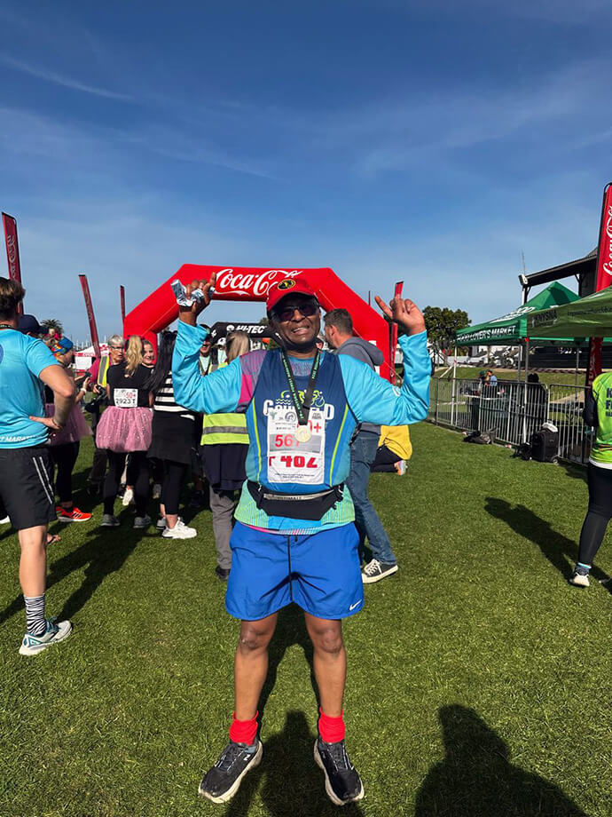 Le Dr Ralph Nhiwatiwa, médecin basé en Afrique du Sud et trésorier organisateur de la Class of 81 Charitable Foundation, se réjouit d'avoir terminé un marathon le 22 juin à Knysna, en Afrique du Sud. Melody Nhiwatiwa a couru afin de collecter des fonds pour les efforts de la fondation visant à nourrir les enfants défavorisés. Photo de Melody Nhiwatiwa.