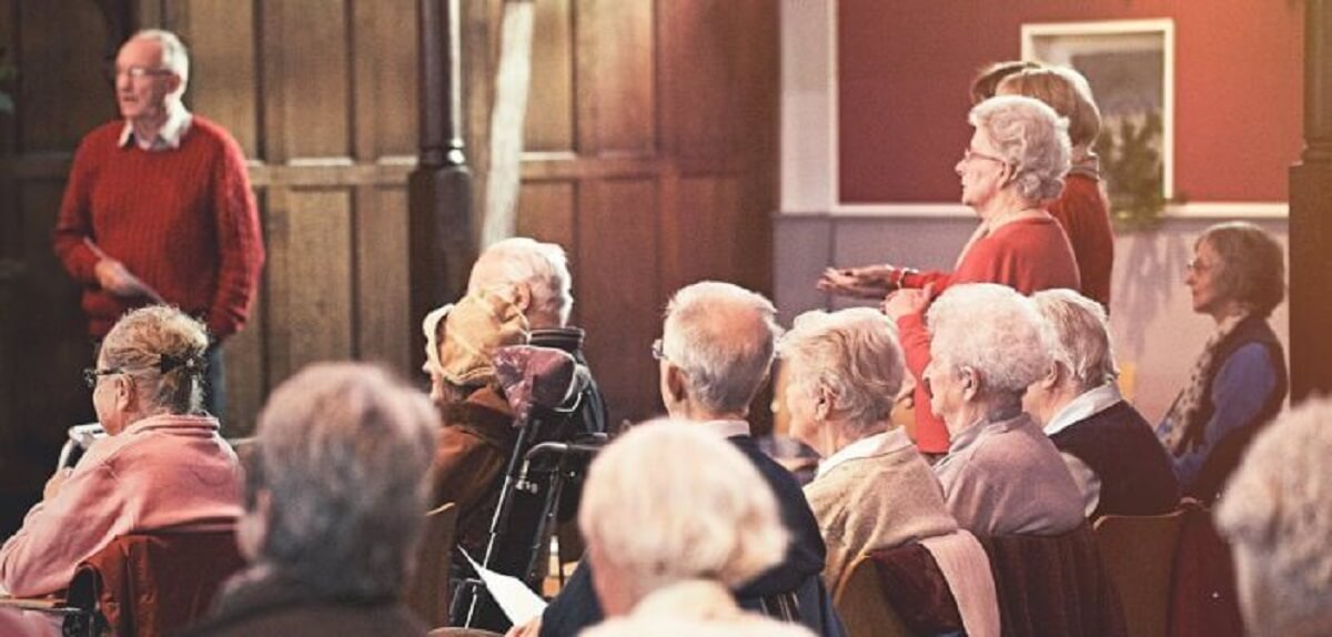 미국 내 교회의 평균 주일 예배 출석 인원이 100명 이하인 교회의 비율이 2000년 45%에서 2020년 70%로 증가했다. 윔즈 박사는 이와 관련된 데이터를 공유하며, 작은 교회가 가진 독특한 소명과 보다 긍정적인 미래를 위한 방법을 제시하고 있다. 사진은 노인 중심의 작은 교회 모습이다. 사진 출처, 5 Ways Forward for Very Small Congregations, 루이스교회리더십센터.