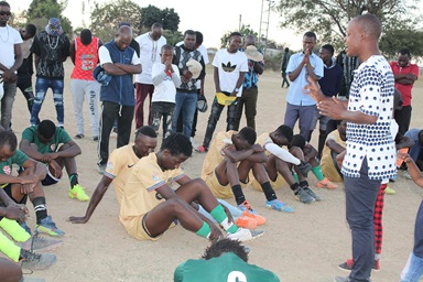 El pastor Edward Muchengaguyo, al frente a la derecha, dirige una oración después de un partido de fútbol entre Hwedza Unida y Estrellas Rojas Dendenyore en Wedza, Zimbabue. Muchengaguyo, recién nombrado miembro de la Iglesia Metodista Unida St James Hwedza está utilizando los deportes para acercar a los jóvenes a Cristo. Foto de Kudzai Chingwe, Noticias MU. El pastor Edward Muchengaguyo, al frente a la derecha, dirige una oración después de un partido de fútbol entre Hwedza Unida y Estrellas Rojas Dendenyore en Wedza, Zimbabue. Muchengaguyo, recién nombrado miembro de la Iglesia Metodista Unida St James Hwedza está utilizando los deportes para acercar a los jóvenes a Cristo. Foto de Kudzai Chingwe, Noticias MU.
