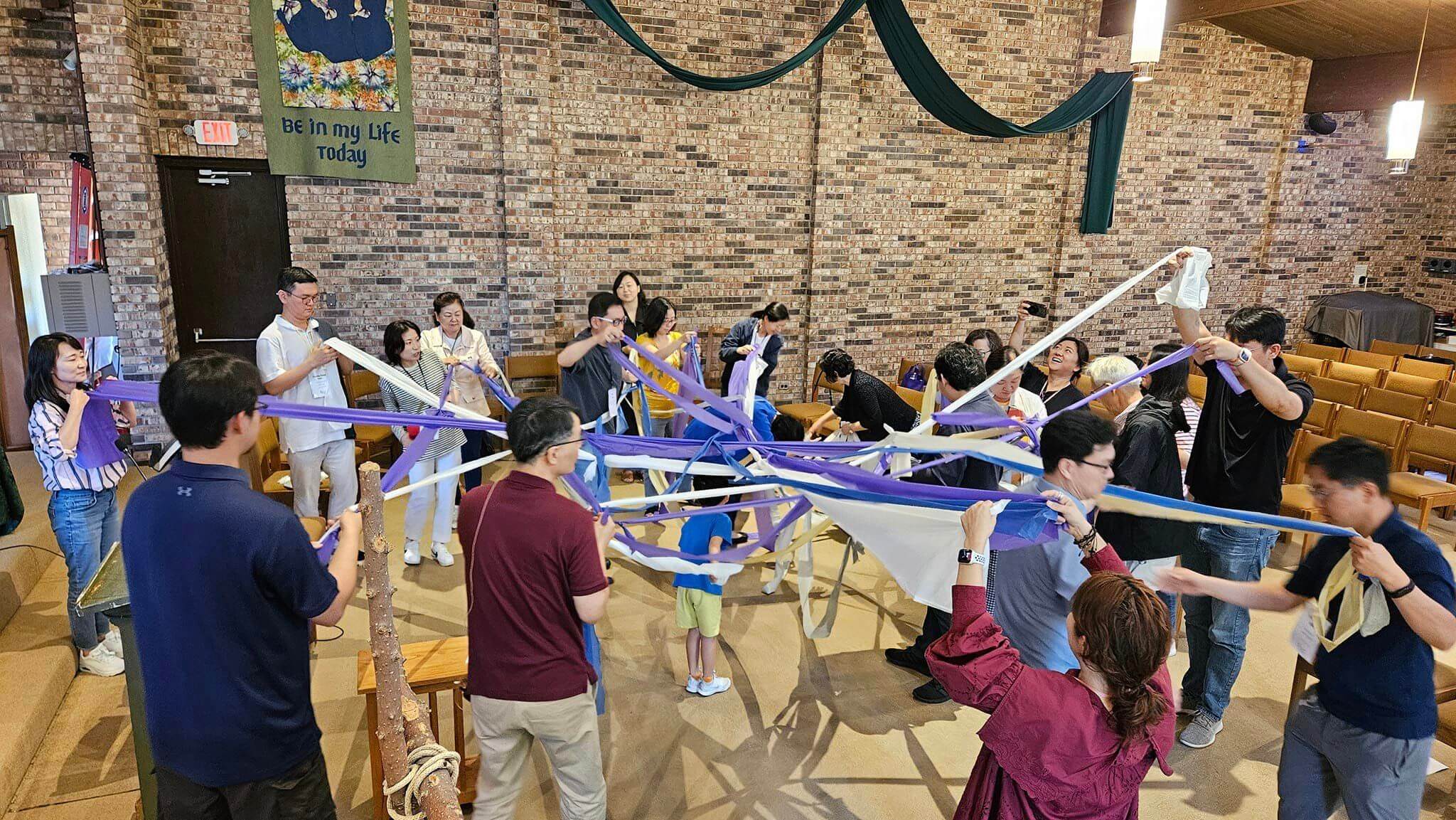 마지막 날 폐회 예배에서, 참석자들이 혼자가 아닌 서로 공감하고 격려하며 함께 나아가는 공동체임을 표현하는 퍼포먼스를 하고 있다. 사진 제공, 한요한 목사.