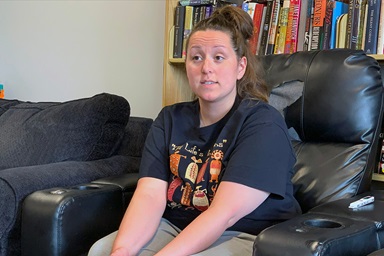 Haleign Baker dijo que perdió casi todo, incluida su hija, debido a la adicción a las pastillas y al alcohol. Vivir en la Casa de Rehabilitación para Mujeres “Paloma” en Indianápolis, le ha dado esperanza para el futuro. Foto de Joey Butler, Noticias MU. Haleign Baker dijo que perdió casi todo, incluida su hija, debido a la adicción a las pastillas y al alcohol. Vivir en la Casa de Rehabilitación para Mujeres “Paloma” en Indianápolis, le ha dado esperanza para el futuro. Foto de Joey Butler, Noticias MU.