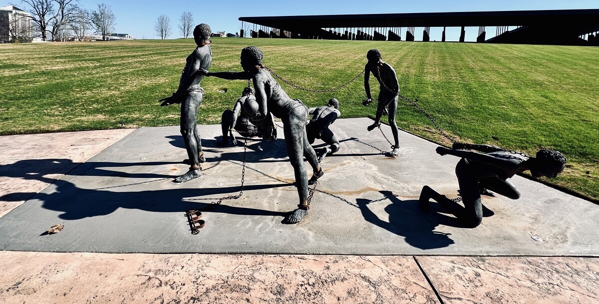 2018년에 개장한 앨라배마주 몽고메리에 위치한 국립평화정의기념관(National Memorial for Peace and Justice)은 흑인 커뮤니티가 역사적으로 겪어온 고통을 기리기 위해 설립한 미국 최초의 기념관이다. 사진의 조각상은 기념관 앞에 설치된 흑인들이 노예로 끌려가는 모습을 형상화한 작품이다. 사진 제공, 김성실 권사, 인종정의실행위원회. 2018년에 개장한 앨라배마주 몽고메리에 위치한 국립평화정의기념관(National Memorial for Peace and Justice)은 흑인 커뮤니티가 역사적으로 겪어온 고통을 기리기 위해 설립한 미국 최초의 기념관이다. 사진의 조각상은 기념관 앞에 설치된 흑인들이 노예로 끌려가는 모습을 형상화한 작품이다. 사진 제공, 김성실 권사, 인종정의실행위원회.