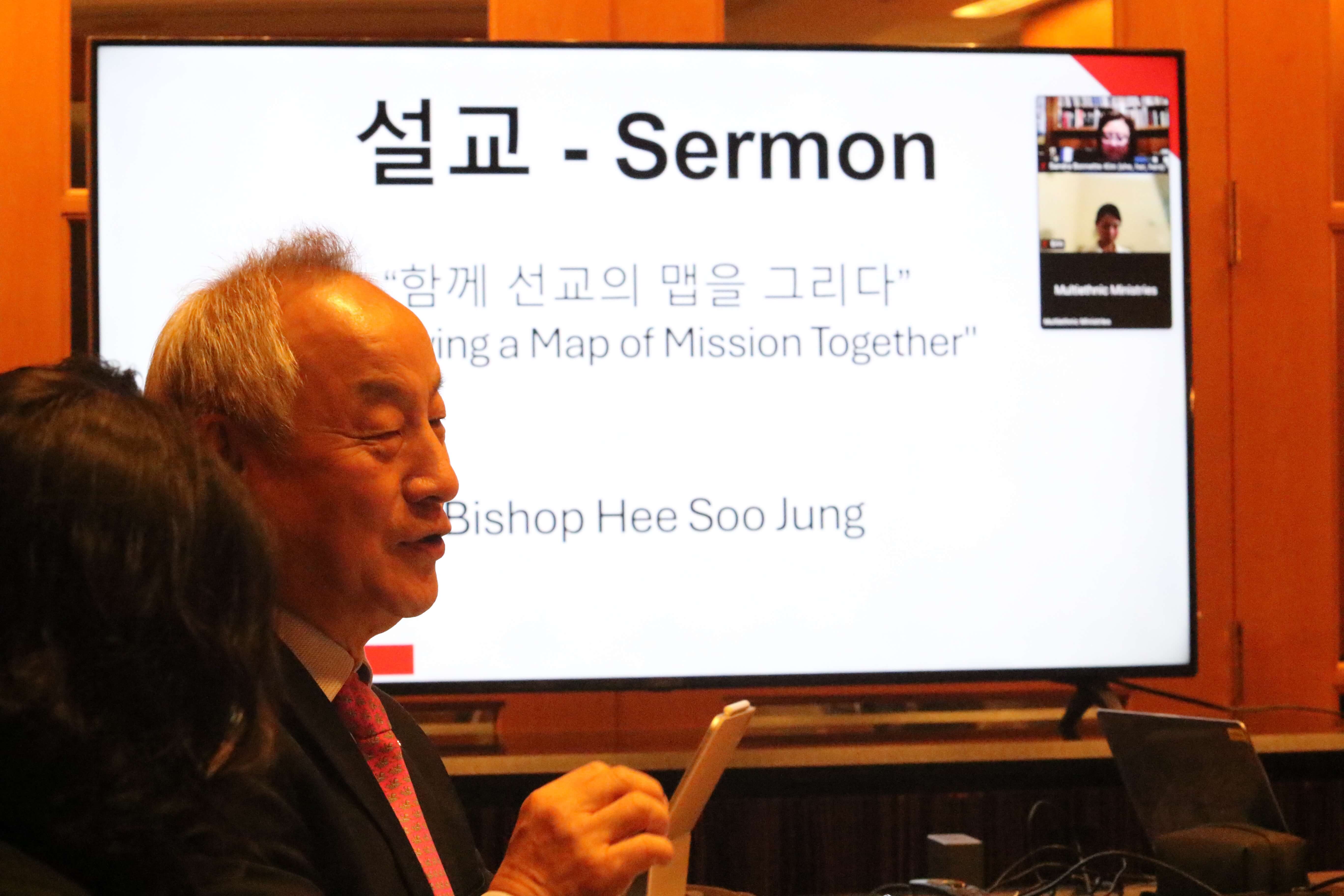 한인목회강화협의회 2024년 연례회의에서 회장인 정희수 감독(오하이오 감독구)이 “함께 선교의 맵을 그리다”라는 제목으로 설교하고 있다. 사진, 김응선 목사, 연합감리교뉴스.