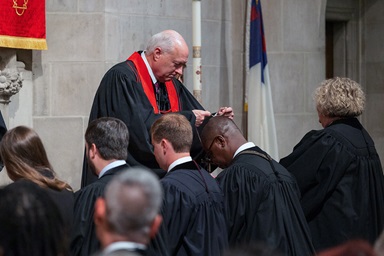 L'évêque David Graves a nommé le révérend Shadreck Kagoro aux côtés de quatre autres anciens provisoires lors de la Conférence Annuelle de l'Alabama et de la Floride en juin. Le Lewis Center for Church Leadership a publié son rapport annuel sur l'âge du clergé. Avec 6,5 % de ses anciens âgés de moins de 35 ans, la Conférence de l'Alabama et de la Floride se situe cette année à la 10e place, ex æquo avec les 53 conférences américaines, pour ce qui est du pourcentage de jeunes anciens. Photo de Luke Lucas, Conférence de l'Alabama et de la Floride occidentale. L'évêque David Graves a nommé le révérend Shadreck Kagoro aux côtés de quatre autres anciens provisoires lors de la Conférence Annuelle de l'Alabama et de la Floride en juin. Le Lewis Center for Church Leadership a publié son rapport annuel sur l'âge du clergé. Avec 6,5 % de ses anciens âgés de moins de 35 ans, la Conférence de l'Alabama et de la Floride se situe cette année à la 10e place, ex æquo avec les 53 conférences américaines, pour ce qui est du pourcentage de jeunes anciens. Photo de Luke Lucas, Conférence de l'Alabama et de la Floride occidentale.