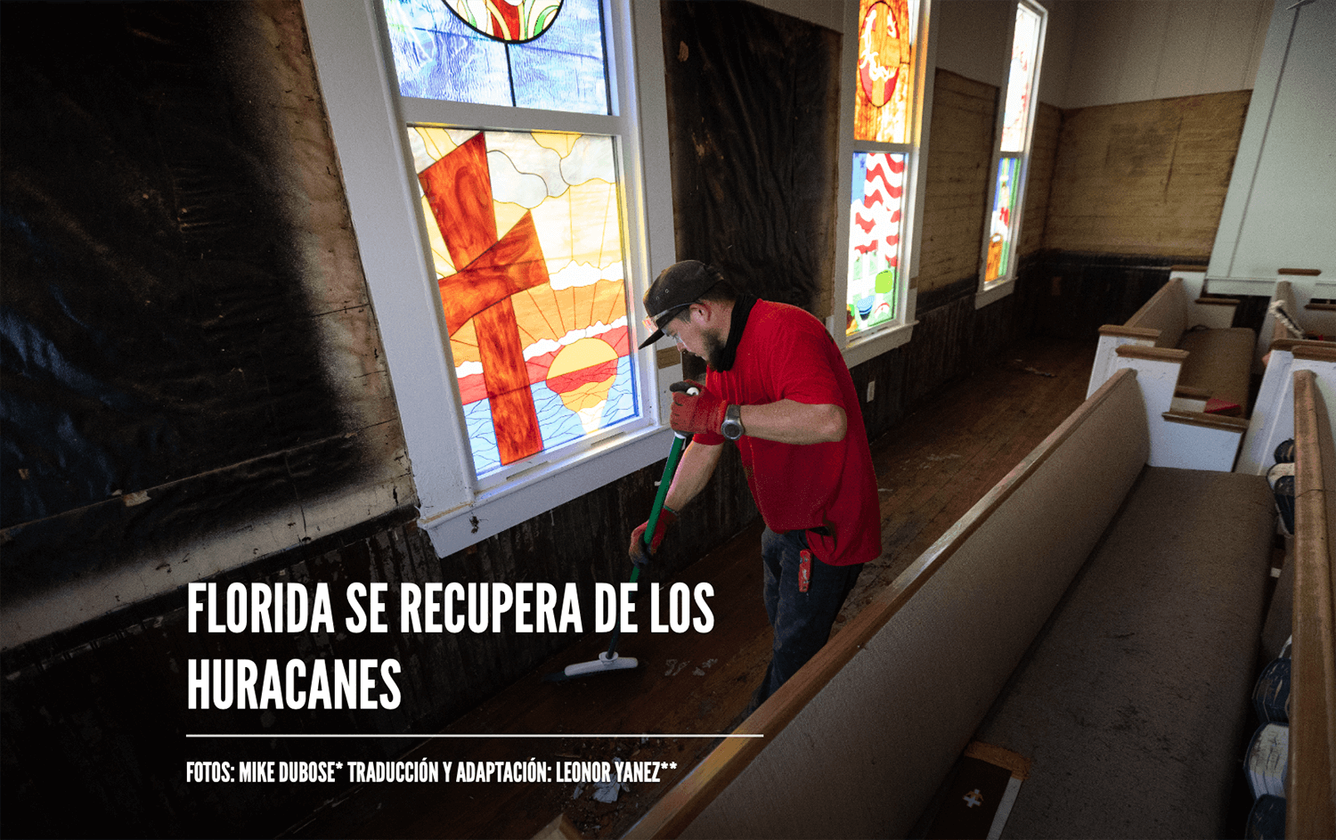 Elias Torres limpia los daños causados ​​por las inundaciones del huracán Helene en la Iglesia Metodista Unida de Cedar Key (Florida). Foto de Mike DuBose, Noticias MU